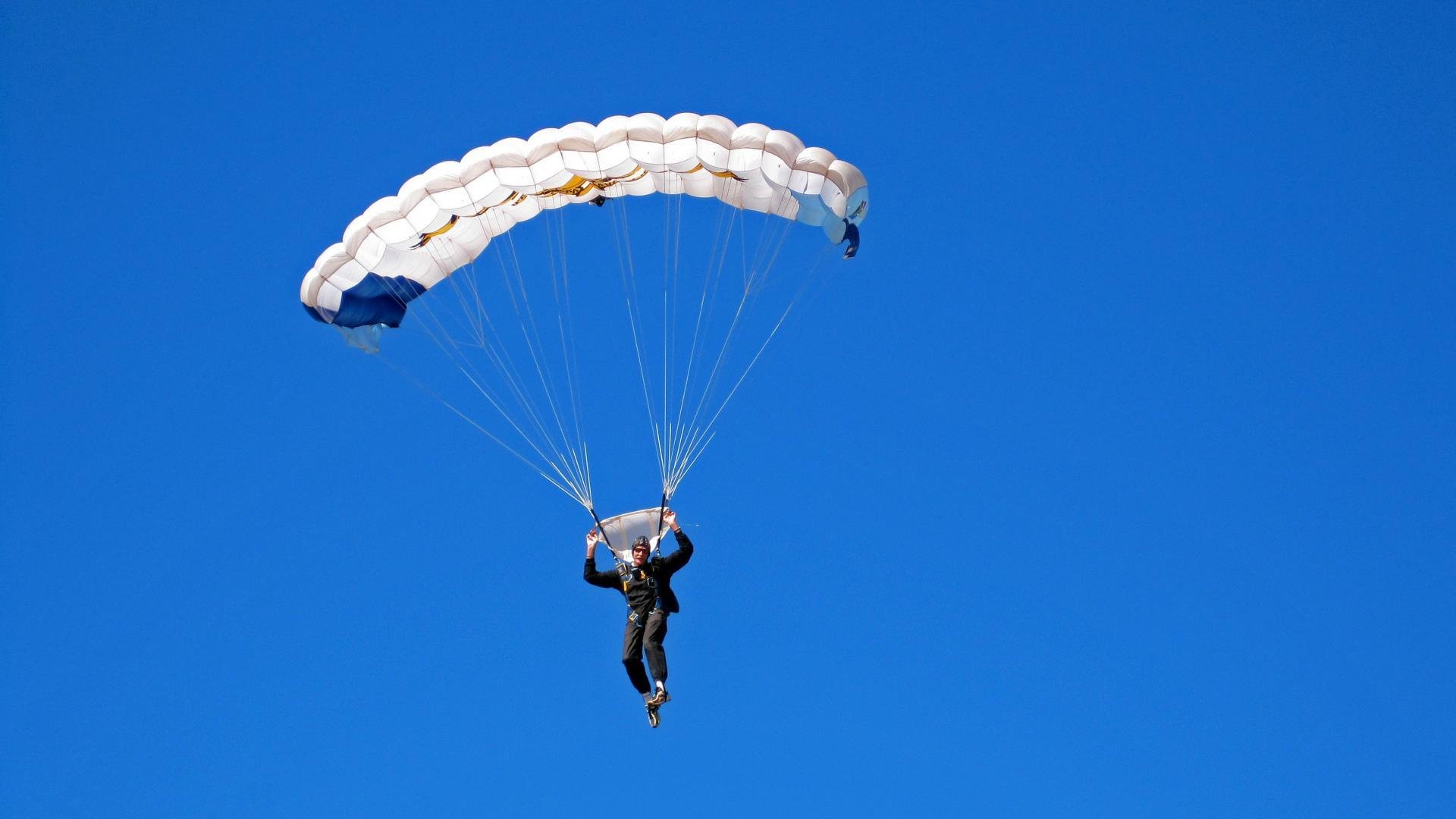 “简阳文体中心：全球顶级选手争霸羽毛球赛场”